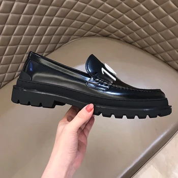 Francouzský 2021 nové pánské módní boty ležérní kožené boty vysoce kvalitní tlustou podrážkou vyvýšené ploché boty venkovní černé kožené boty