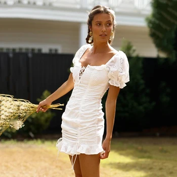 Šněrovací embriodery bílé letní šaty ženy vydlabat beach šaty krátké puff sleeve prohrábnout ruched bodycon mini šaty vestidos