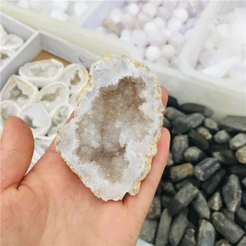 Přírodní krystal minerální quartz white crystal cave exemplář energie léčí