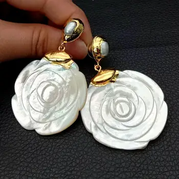 Y·YING Bílá Mop Shell vyřezávané Květina Bílá Perla Zlatá barva Pozlacené Náušnice roztomilé náušnice
